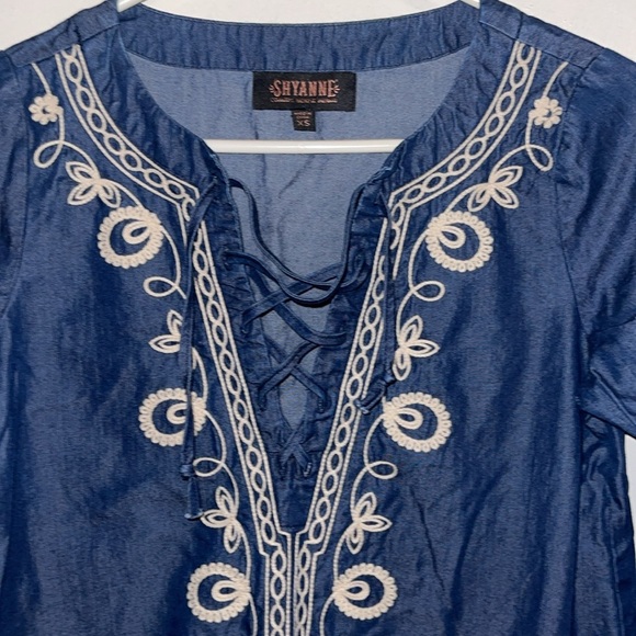 🌹SHYANNE DENIM EMBROIDERED TOP - Picture 3 of 6